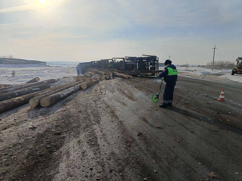 Грузовик опрокинулся в Туринском районе