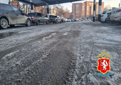 Сотрудники ГАИ предупреждают: сегодня дороги в Екатеринбурге покрыты льдом