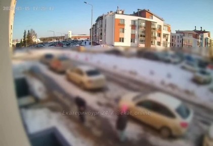 Подростки закидали снегом квартиры в Академическом