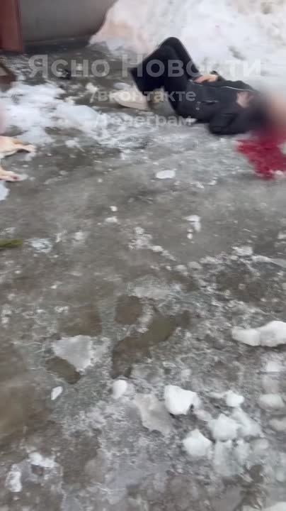 В Нижней Туре ледяная глыба упала на двух женщин и ребенка