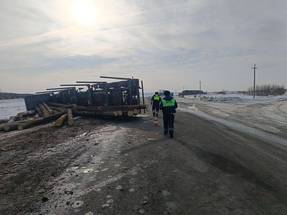 Грузовик опрокинулся в Туринском районе Грузовик опрокинулся в Туринском районе