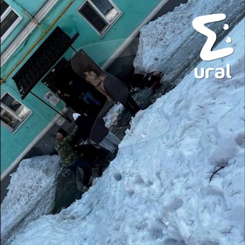 Глыба льда рухнула на маму с малышом в коляске, ещё одну женщину и её собаку Глыба льда рухнула на маму с малышом в коляске, ещё одну женщину и её собаку