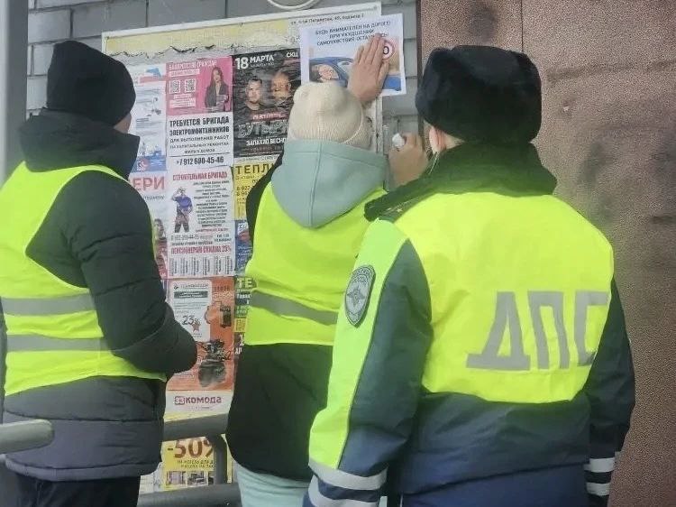 В Каменске-Уральском автоинспекторы и «Родительский патруль» рассказали горожанам о всероссийской газете «Добрая дорога детства» в рамках профилактической акции В Каменске-Уральском автоинспекторы и «Родительский патруль» рассказали горожанам о всероссийской газете «Добрая дорога детства» в рамках профилактической акции