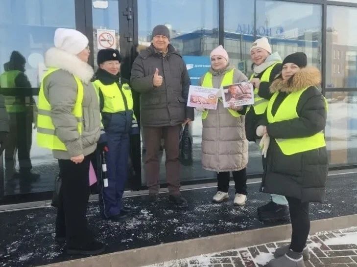 В Каменске-Уральском автоинспекторы и «Родительский патруль» рассказали горожанам о всероссийской газете «Добрая дорога детства» в рамках профилактической акции В Каменске-Уральском автоинспекторы и «Родительский патруль» рассказали горожанам о всероссийской газете «Добрая дорога детства» в рамках профилактической акции