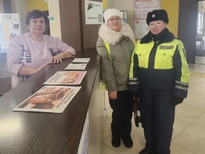 В Каменске-Уральском автоинспекторы и «Родительский патруль» рассказали горожанам о всероссийской газете «Добрая дорога детства» в рамках профилактической акции В Каменске-Уральском автоинспекторы и «Родительский патруль» рассказали горожанам о всероссийской газете «Добрая дорога детства» в рамках профилактической акции