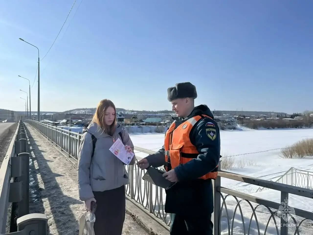 Осторожно, тонкий лёд! Сотрудники МЧС продолжают выходить в рейды по информированию населения Осторожно, тонкий лёд! Сотрудники МЧС продолжают выходить в рейды по информированию населения