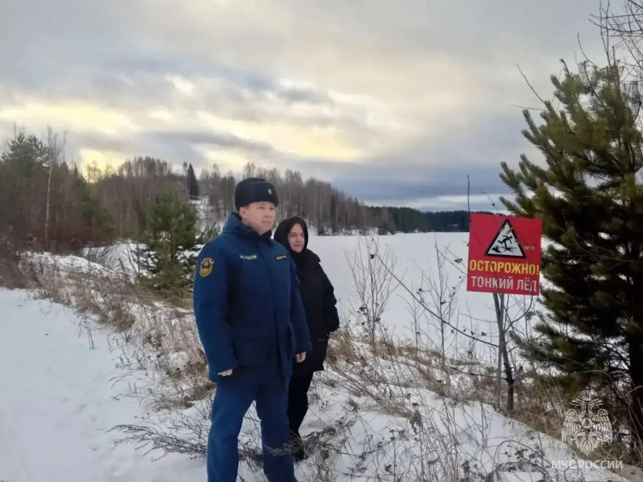 Осторожно, тонкий лёд! Сотрудники МЧС продолжают выходить в рейды по информированию населения