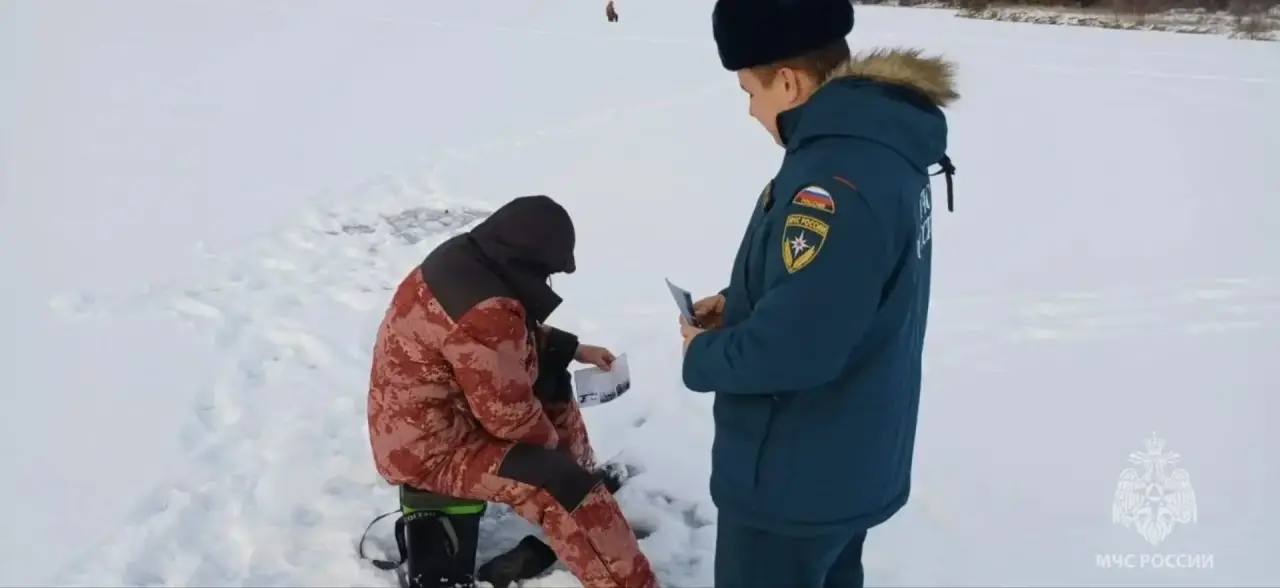 Осторожно, тонкий лёд! Сотрудники МЧС продолжают выходить в рейды по информированию населения Осторожно, тонкий лёд! Сотрудники МЧС продолжают выходить в рейды по информированию населения