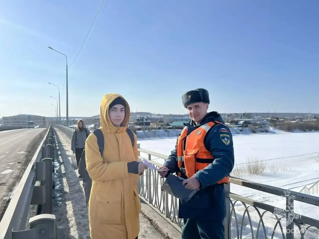 Осторожно, тонкий лёд! Сотрудники МЧС продолжают выходить в рейды по информированию населения Осторожно, тонкий лёд! Сотрудники МЧС продолжают выходить в рейды по информированию населения