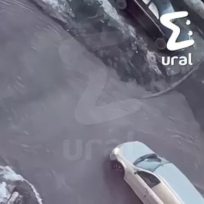 Жители Широкой Речки снова познали название своего микрорайона — там залило всю дорогу канализацией