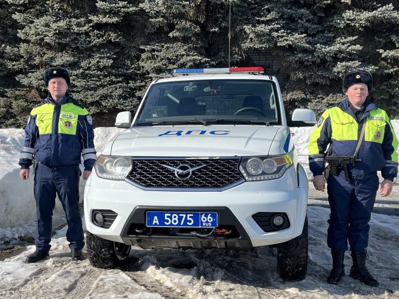 В Свердловской области сотрудники Госавтоинспекции помогли женщине с ребенком, застрявшим в снегу на переправе В Свердловской области сотрудники Госавтоинспекции помогли женщине с ребенком, застрявшим в снегу на переправе