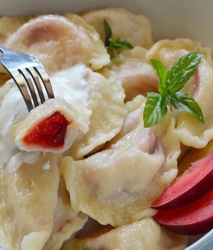 Сладкие вареники со сливами: просто, быстро и вкусно