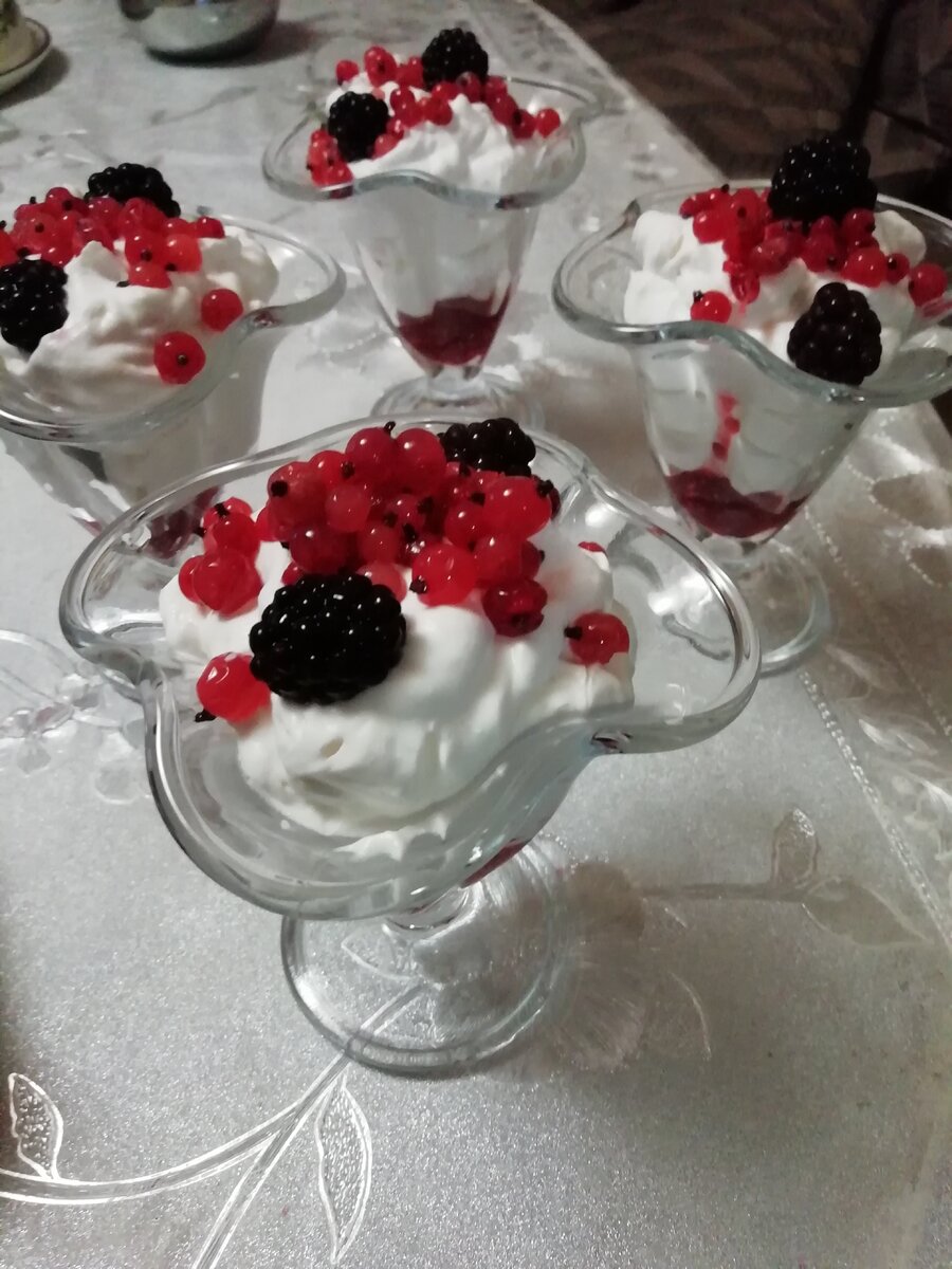 Нежный десерт с ягодами: просто и быстро