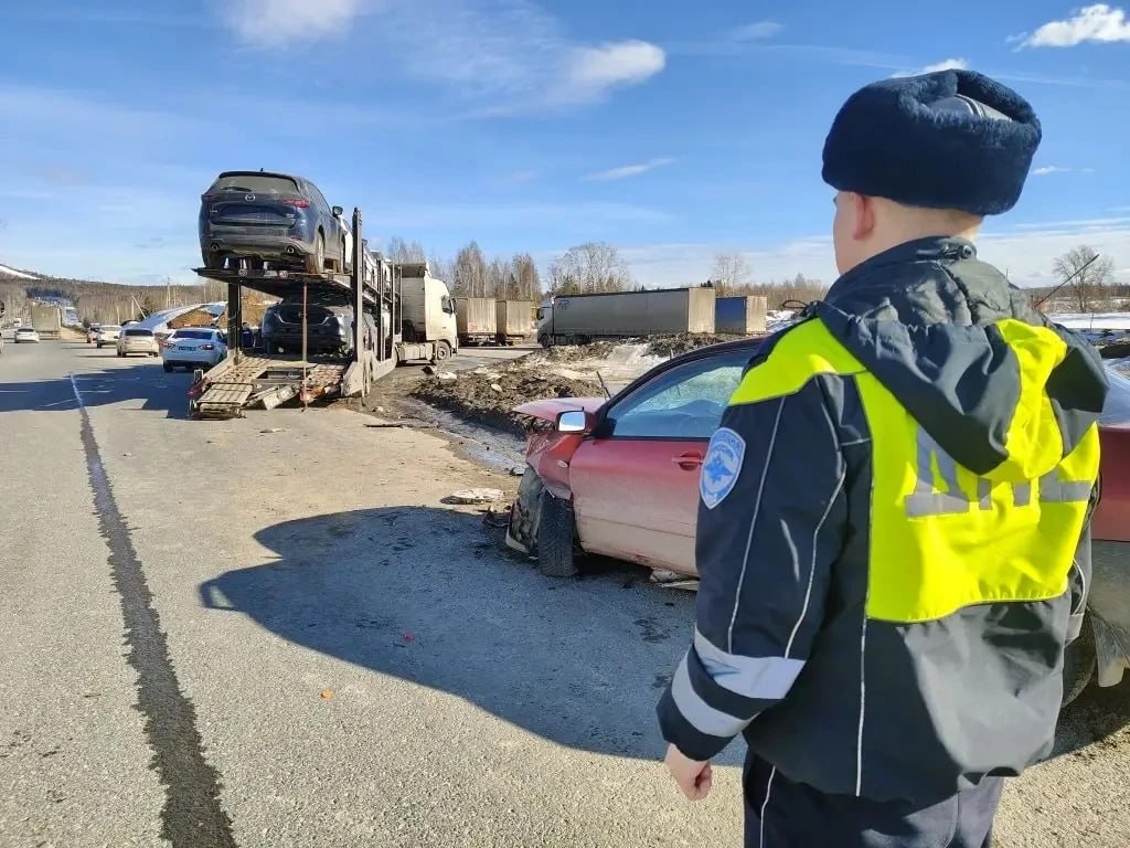 Возле Ревды из-за ДТП затруднено движение Возле Ревды из-за ДТП затруднено движение