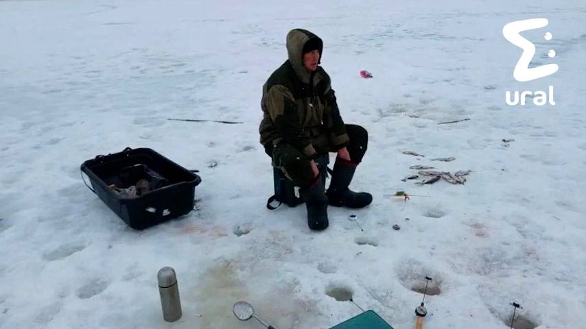 Пермского рыбака чуть не унесло на льдине в Удмуртию