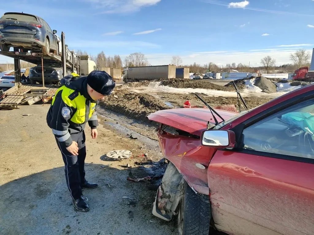 Возле Ревды из-за ДТП затруднено движение Возле Ревды из-за ДТП затруднено движение