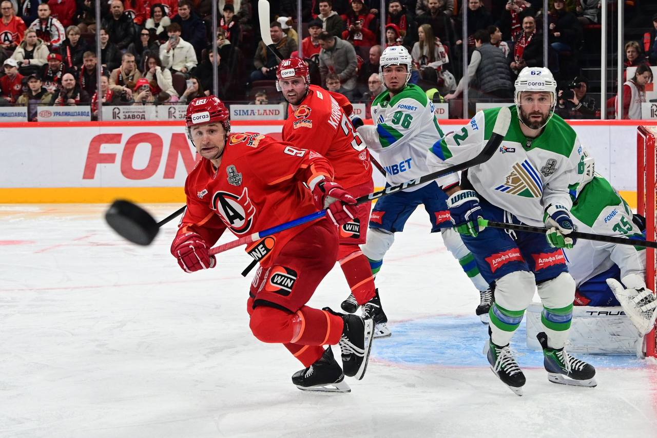 В матче «Автомобилиста» и «Салавата Юлаева» позади два периода, счет – 2:0 в пользу «шоферов» В матче «Автомобилиста» и «Салавата Юлаева» позади два периода, счет – 2:0 в пользу «шоферов»