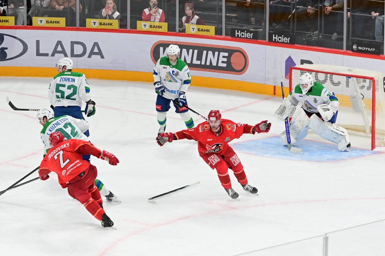 В матче «Автомобилиста» и «Салавата Юлаева» позади два периода, счет – 2:0 в пользу «шоферов» В матче «Автомобилиста» и «Салавата Юлаева» позади два периода, счет – 2:0 в пользу «шоферов»