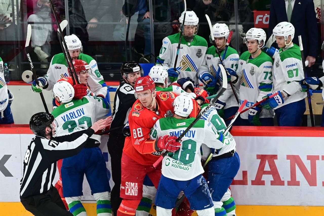 В матче «Автомобилиста» и «Салавата Юлаева» позади два периода, счет – 2:0 в пользу «шоферов» В матче «Автомобилиста» и «Салавата Юлаева» позади два периода, счет – 2:0 в пользу «шоферов»