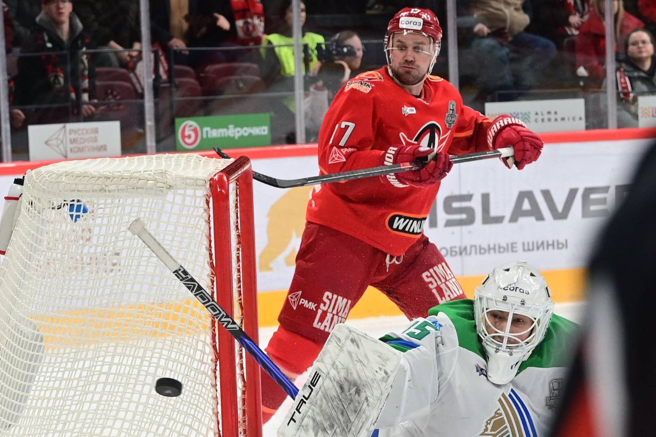 В матче «Автомобилиста» и «Салавата Юлаева» позади два периода, счет – 2:0 в пользу «шоферов» В матче «Автомобилиста» и «Салавата Юлаева» позади два периода, счет – 2:0 в пользу «шоферов»