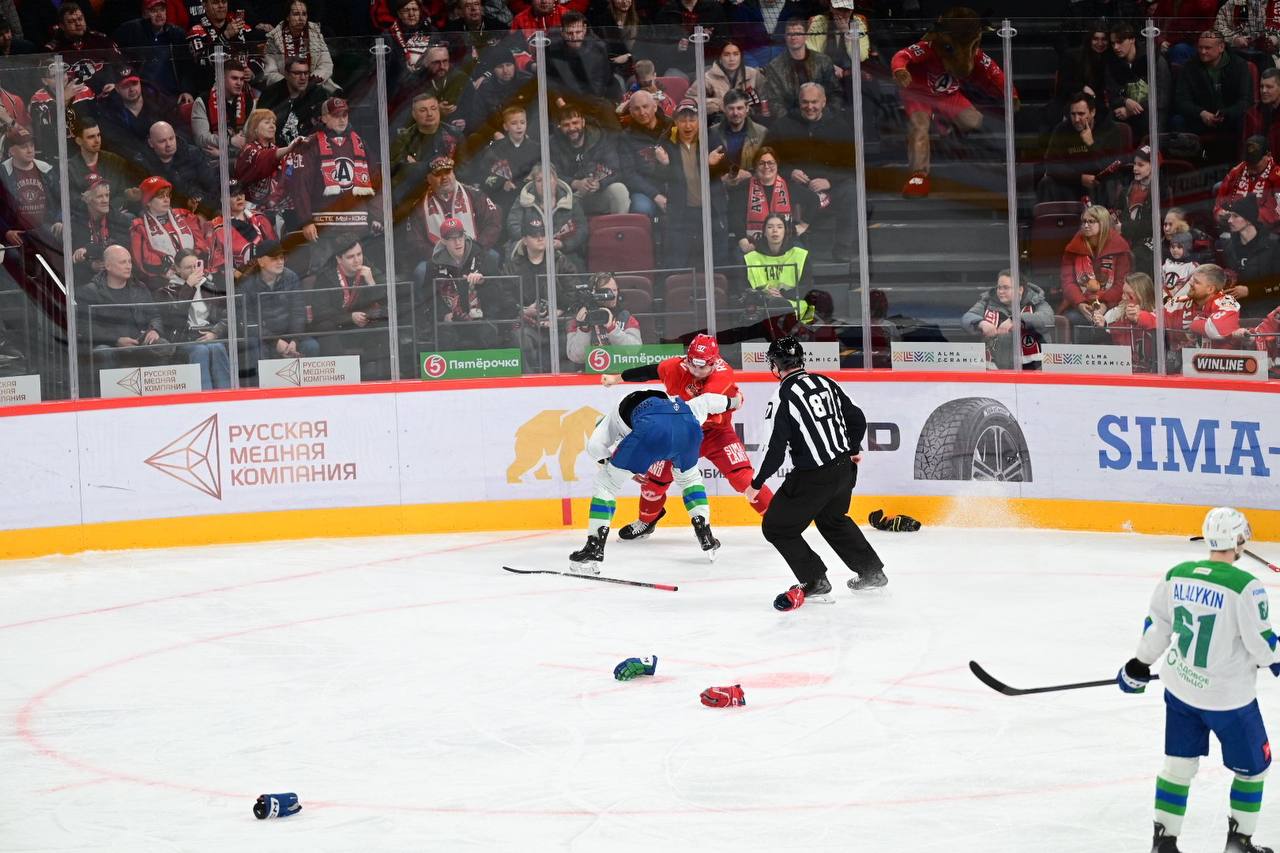 В матче «Автомобилиста» и «Салавата Юлаева» позади два периода, счет – 2:0 в пользу «шоферов» В матче «Автомобилиста» и «Салавата Юлаева» позади два периода, счет – 2:0 в пользу «шоферов»