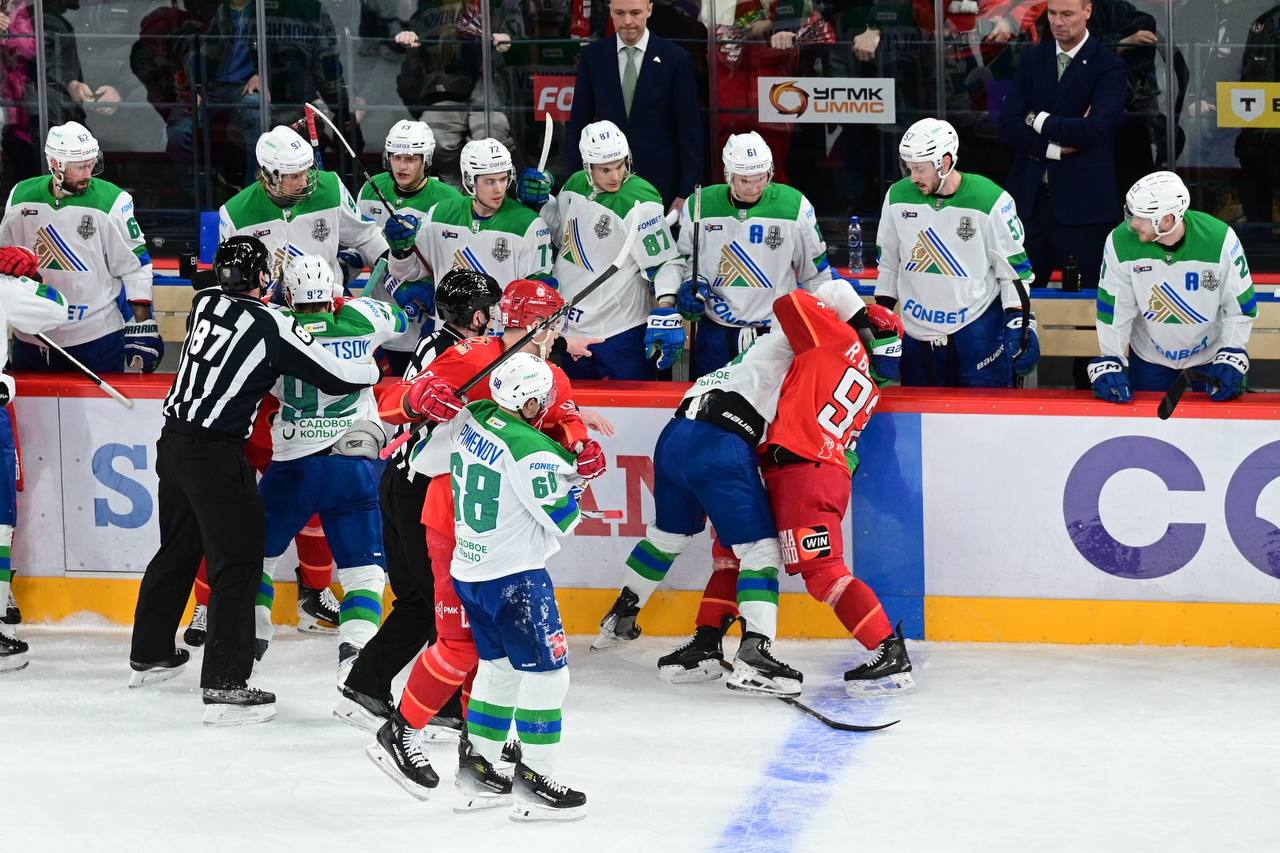 В матче «Автомобилиста» и «Салавата Юлаева» позади два периода, счет – 2:0 в пользу «шоферов» В матче «Автомобилиста» и «Салавата Юлаева» позади два периода, счет – 2:0 в пользу «шоферов»