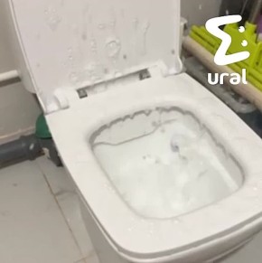 Туалет екатеринбурженки из ЖК "Тихомиров" превратился в джакузи и залил всю ванную пенной