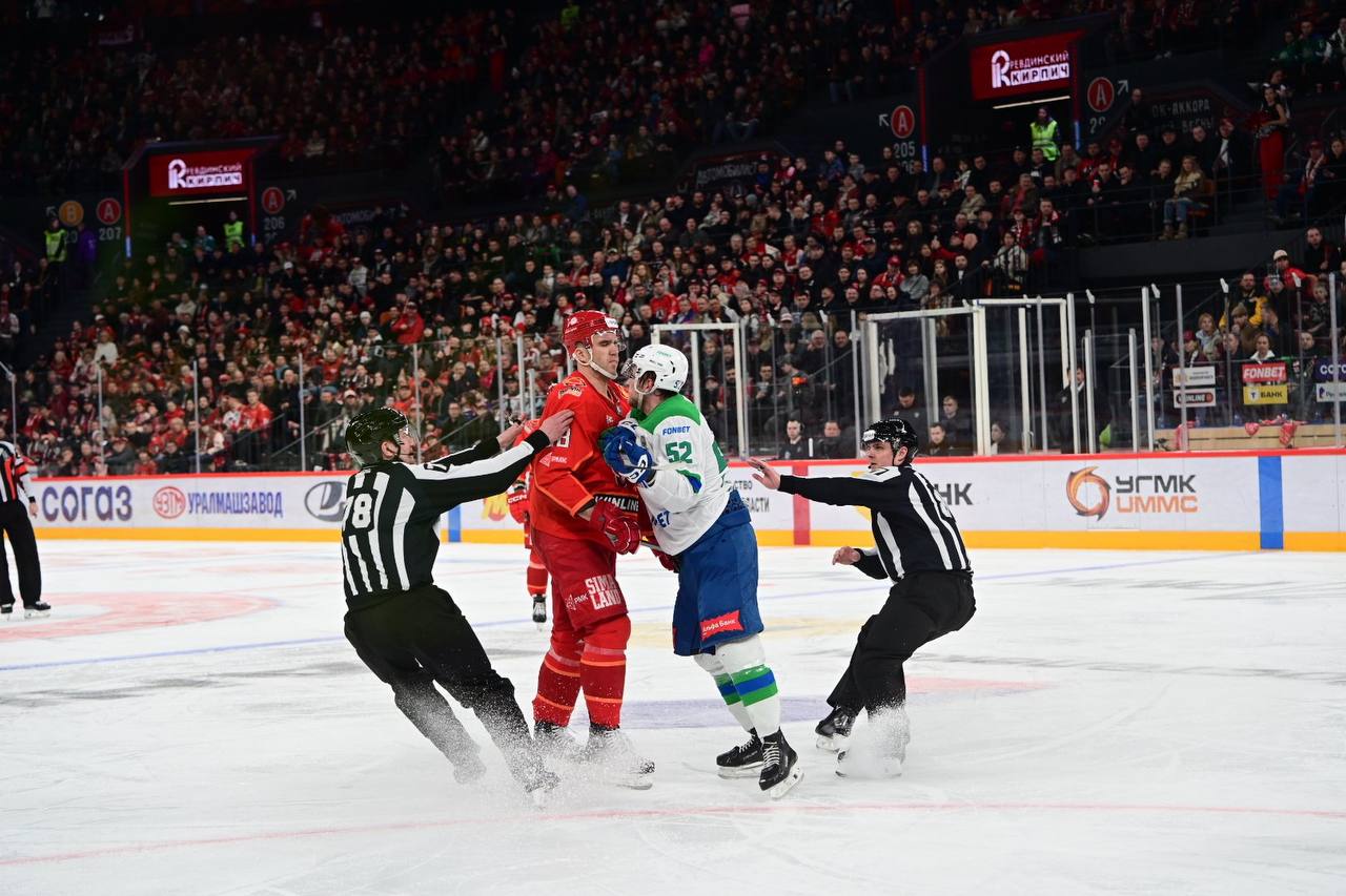 В матче «Автомобилиста» и «Салавата Юлаева» позади два периода, счет – 2:0 в пользу «шоферов» В матче «Автомобилиста» и «Салавата Юлаева» позади два периода, счет – 2:0 в пользу «шоферов»