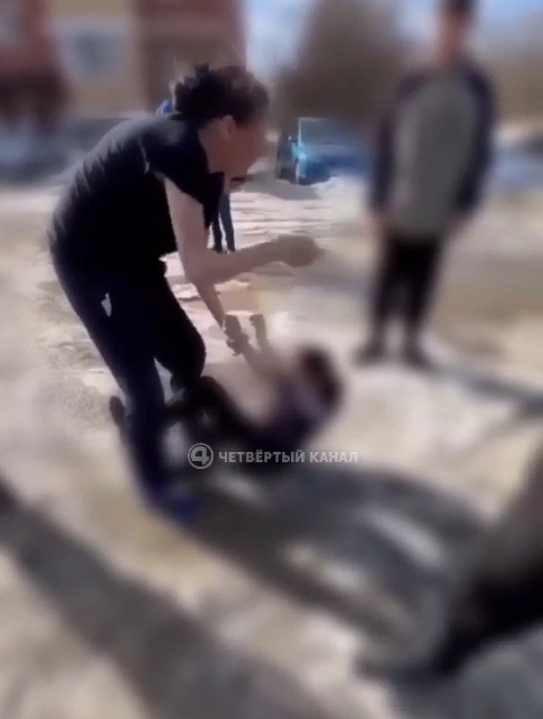 «Обещала не трогать - и ударила по лицу»: мать, избившую ребёнка у всех на глазах, забрала полиция