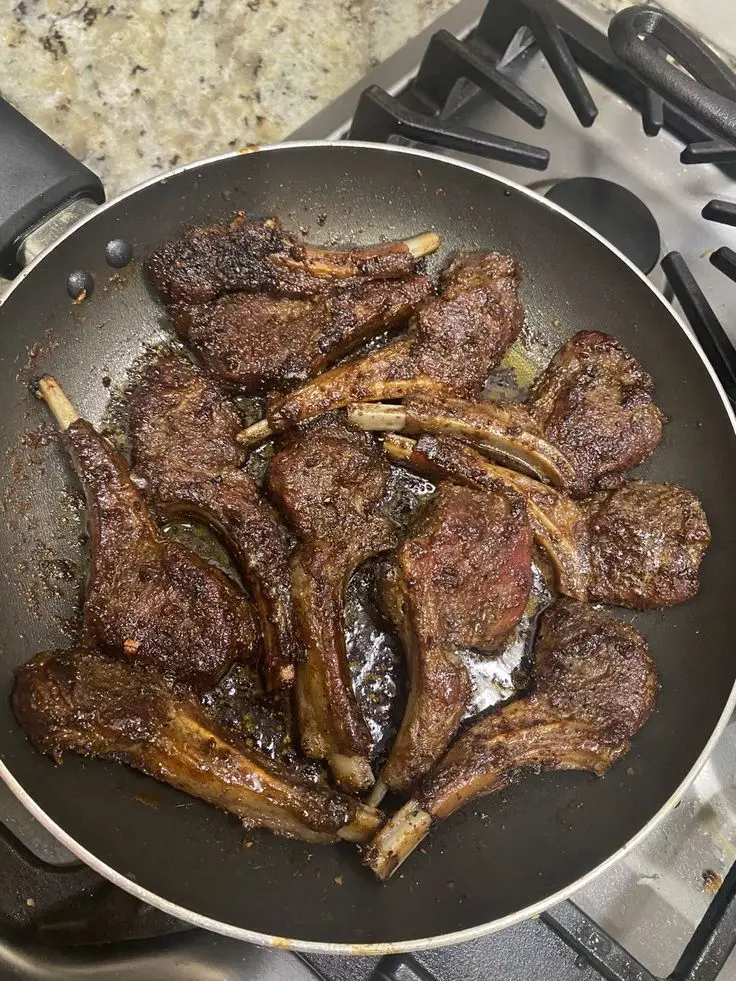 Идеальный рецепт жареных бараньих ребрышек с пикантным соусом