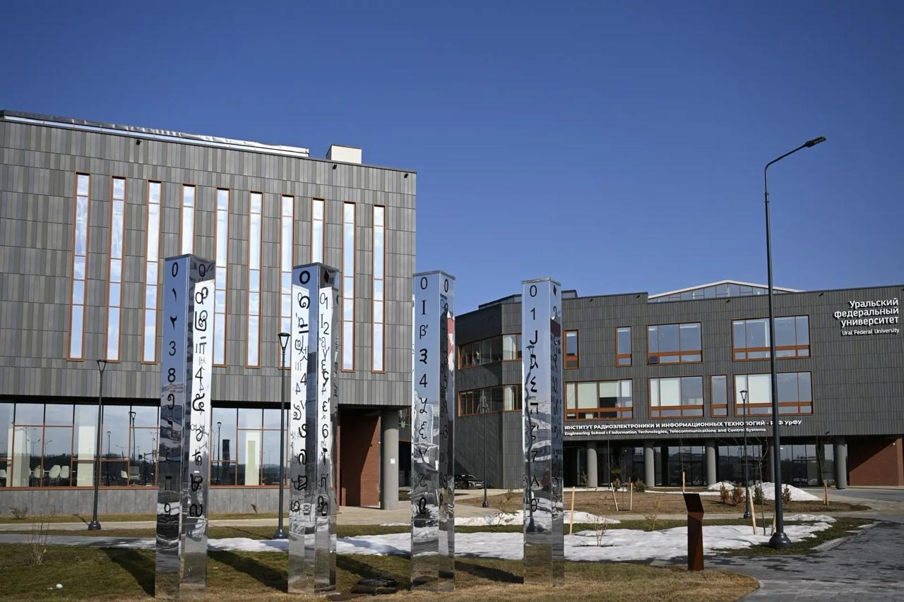 Денис Паслер презентовал Валерию Фалькову перспективные проекты, нацеленные на развитие уральских вузов и подготовку высококвалифицированных кадров Денис Паслер презентовал Валерию Фалькову перспективные проекты, нацеленные на развитие уральских вузов и подготовку высококвалифицированных кадров