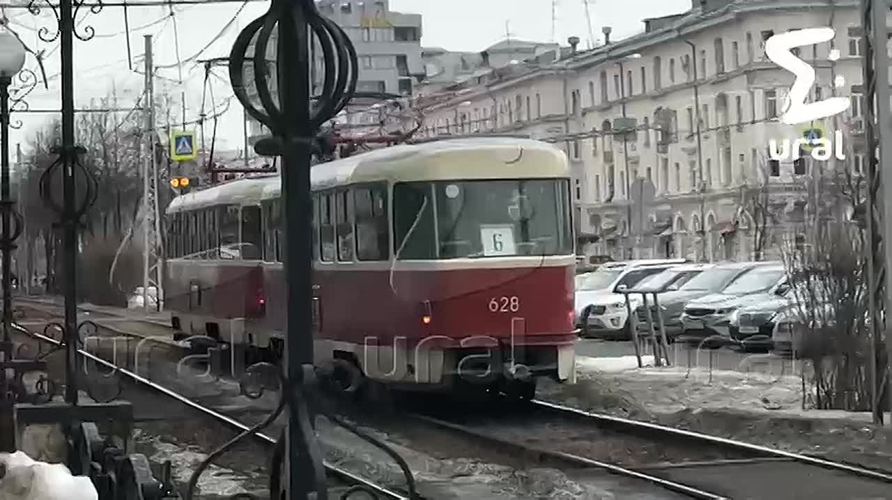 Трамваи массово выпадают из графика в Екатеринбурге из-за размытых путей