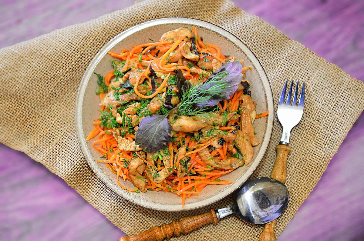 Вкусный куриный салат с корейской морковкой — быстро и легко