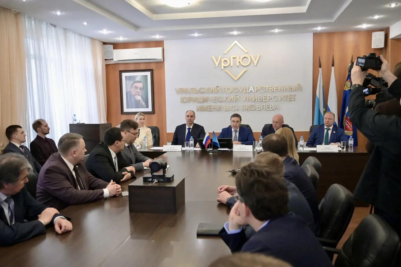 Денис Паслер презентовал Валерию Фалькову перспективные проекты, нацеленные на развитие уральских вузов и подготовку высококвалифицированных кадров Денис Паслер презентовал Валерию Фалькову перспективные проекты, нацеленные на развитие уральских вузов и подготовку высококвалифицированных кадров