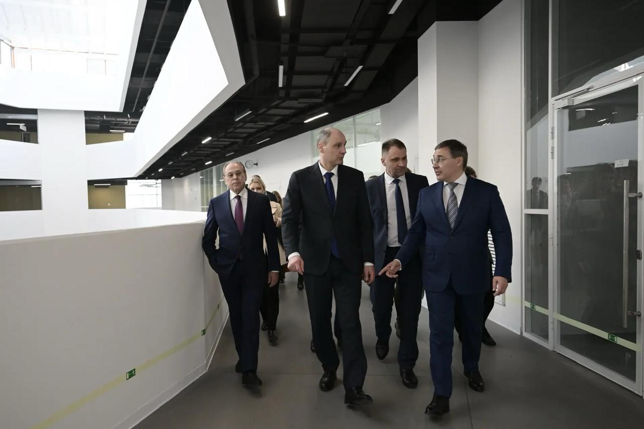 Денис Паслер презентовал Валерию Фалькову перспективные проекты, нацеленные на развитие уральских вузов и подготовку высококвалифицированных кадров Денис Паслер презентовал Валерию Фалькову перспективные проекты, нацеленные на развитие уральских вузов и подготовку высококвалифицированных кадров