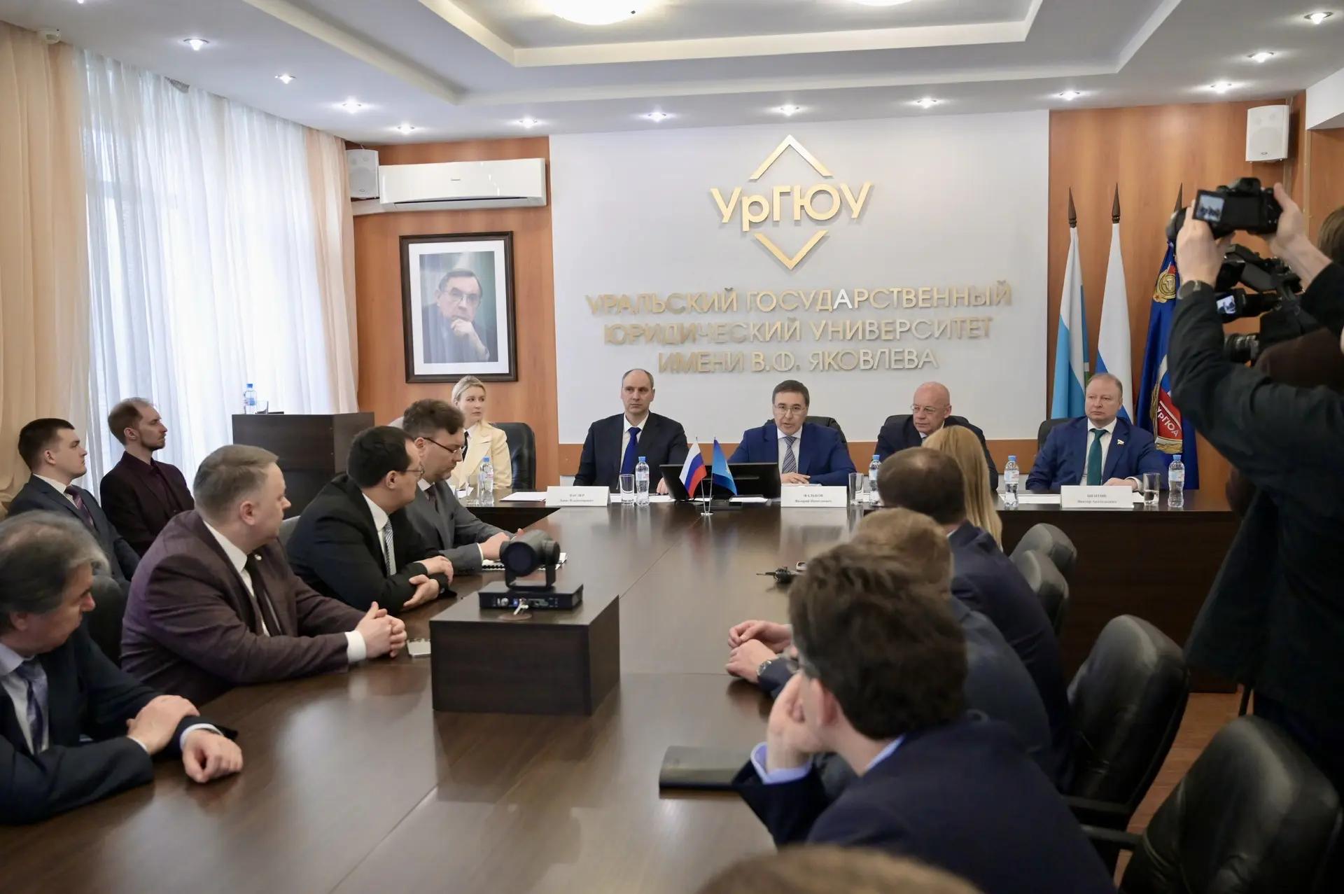 Денис Паслер: Сегодня вместе с министром науки и высшего образования РФ Валерием Николаевичем Фальковым работаем в уральских вузах, в том числе в родном для меня горном университете Денис Паслер: Сегодня вместе с министром науки и высшего образования РФ Валерием Николаевичем Фальковым работаем в уральских вузах, в том числе в родном для меня горном университете