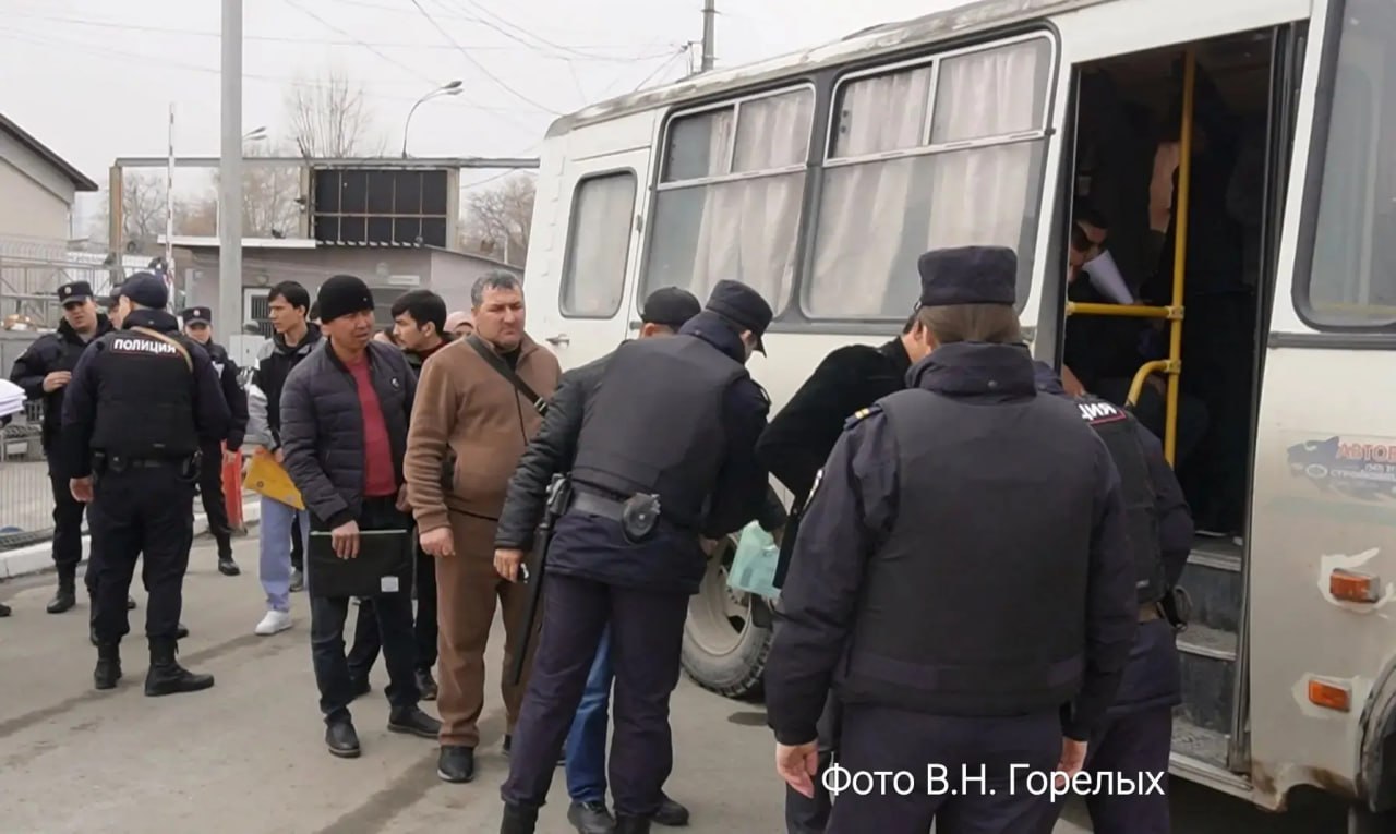 85 мигрантов выдворили из Екатеринбурга после рейда 85 мигрантов выдворили из Екатеринбурга после рейда