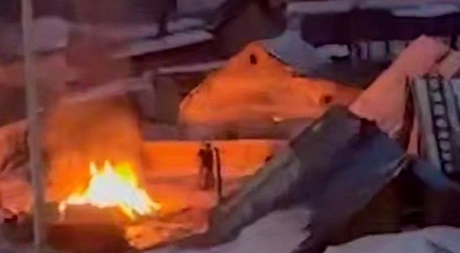 Жители ВИЗа задыхаются от дыма из цыганского посёлка — жгут мусор сутками, администрация молчит