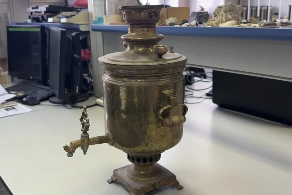 В аэропорту Кольцово мужчина пытался увезти в Баку старинный самовар XIX века