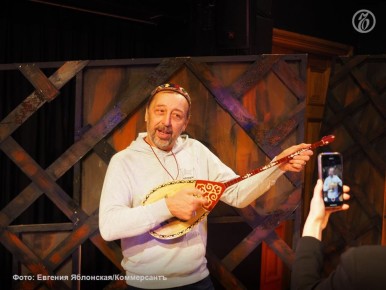 Власти Екатеринбурга приняли решение увековечить память уральского драматурга Николая Коляды, назвав в его честь одну из новых улиц