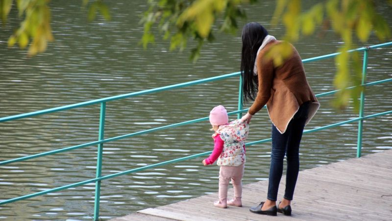 Мама в декрет: новая инициатива о "родительской зарплате" для неработающих мам