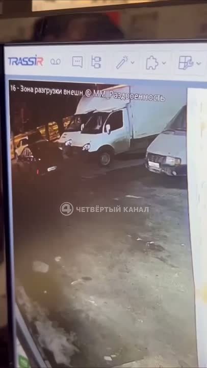 Необычный воришка появился в Екатеринбурге: мужчина сливает из машин бензин