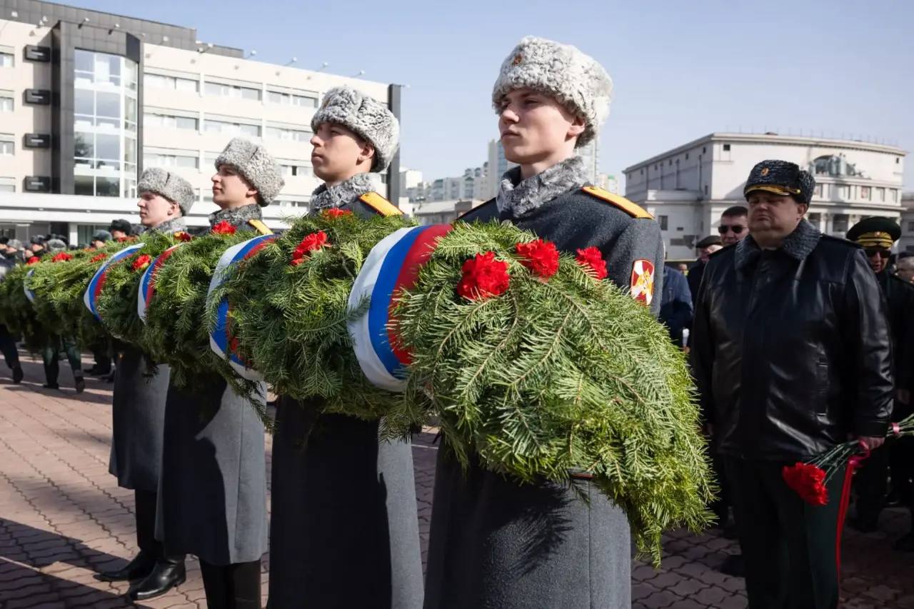 Алексей Орлов: У мемориала «Чёрный тюльпан» прошло торжественное мероприятие в честь 10-летия образования Федеральной службы войск национальной гвардии Российской Федерации и 215-й годовщины войск правопорядка