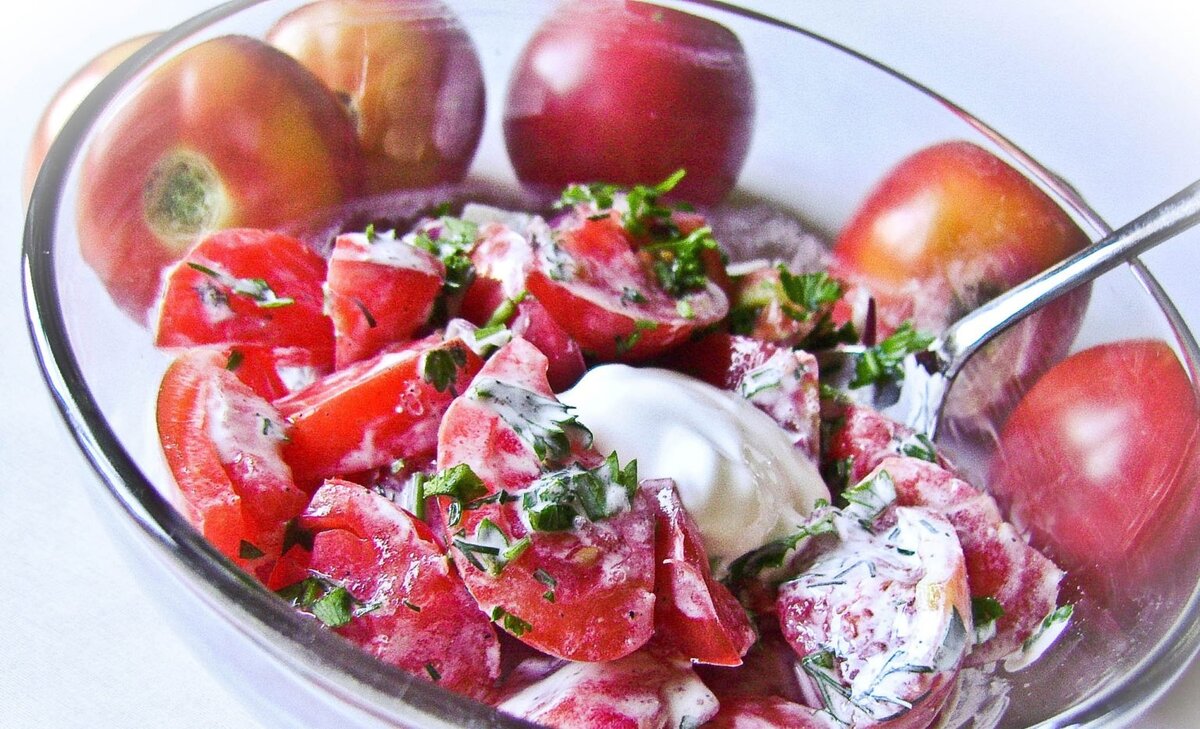 Летний салат с помидорами и зеленью: идеальный рецепт