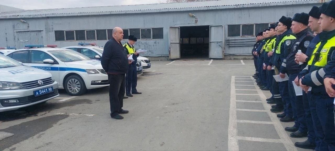 Свердловские общественники вышли в рейд совместно с экипажами ДПС Екатеринбурга в рамках проекта «Дежурим вместе» Свердловские общественники вышли в рейд совместно с экипажами ДПС Екатеринбурга в рамках проекта «Дежурим вместе»