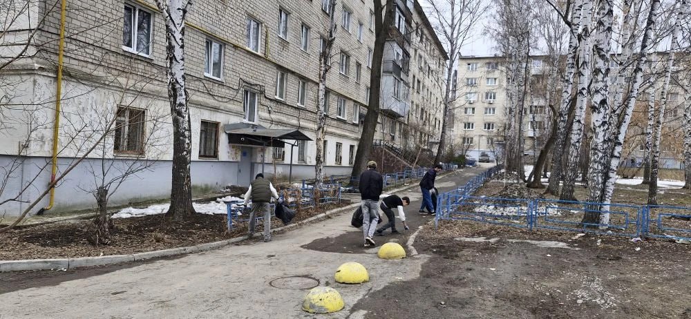 С наступлением теплых весенних дней в Екатеринбурге проходят мероприятия по уборке дворовых территорий С наступлением теплых весенних дней в Екатеринбурге проходят мероприятия по уборке дворовых территорий