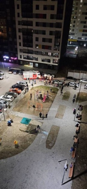 «Затопило всё, что ниже шестого этажа»: ночью в Екатеринбурге загорелась квартира в многоэтажке