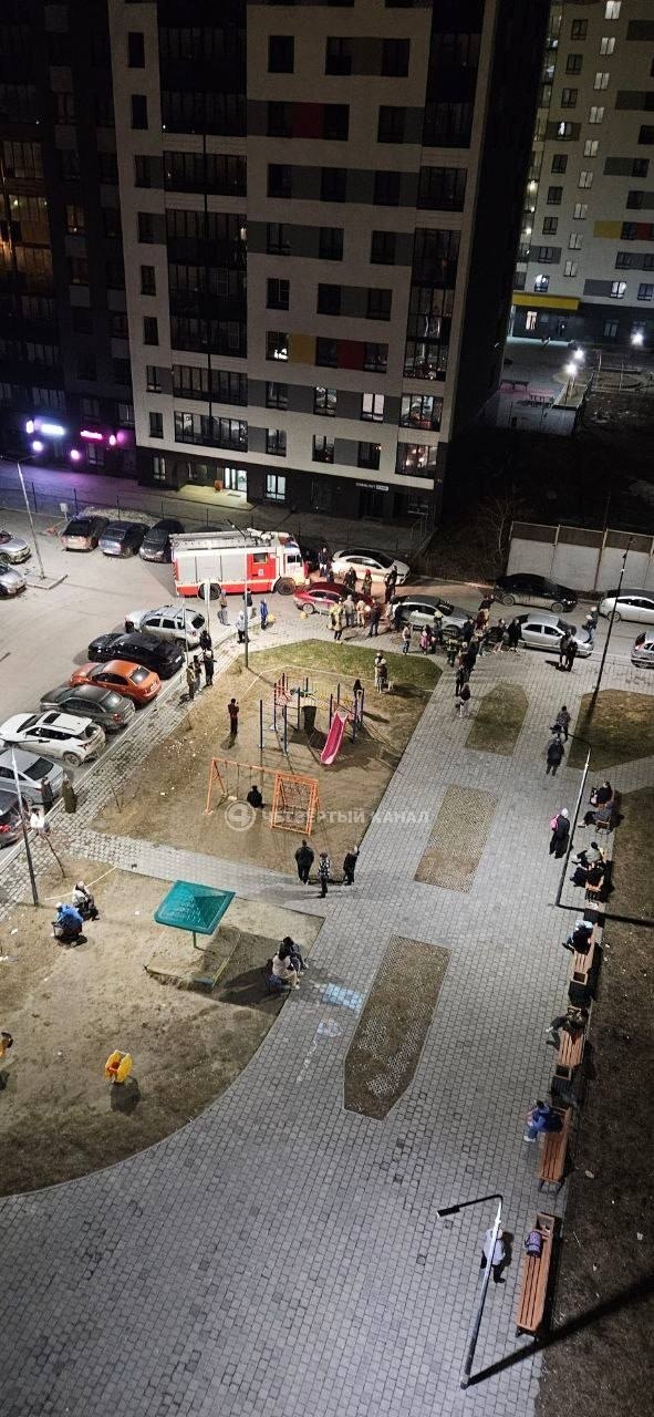 «Затопило всё, что ниже шестого этажа»: ночью в Екатеринбурге загорелась квартира в многоэтажке