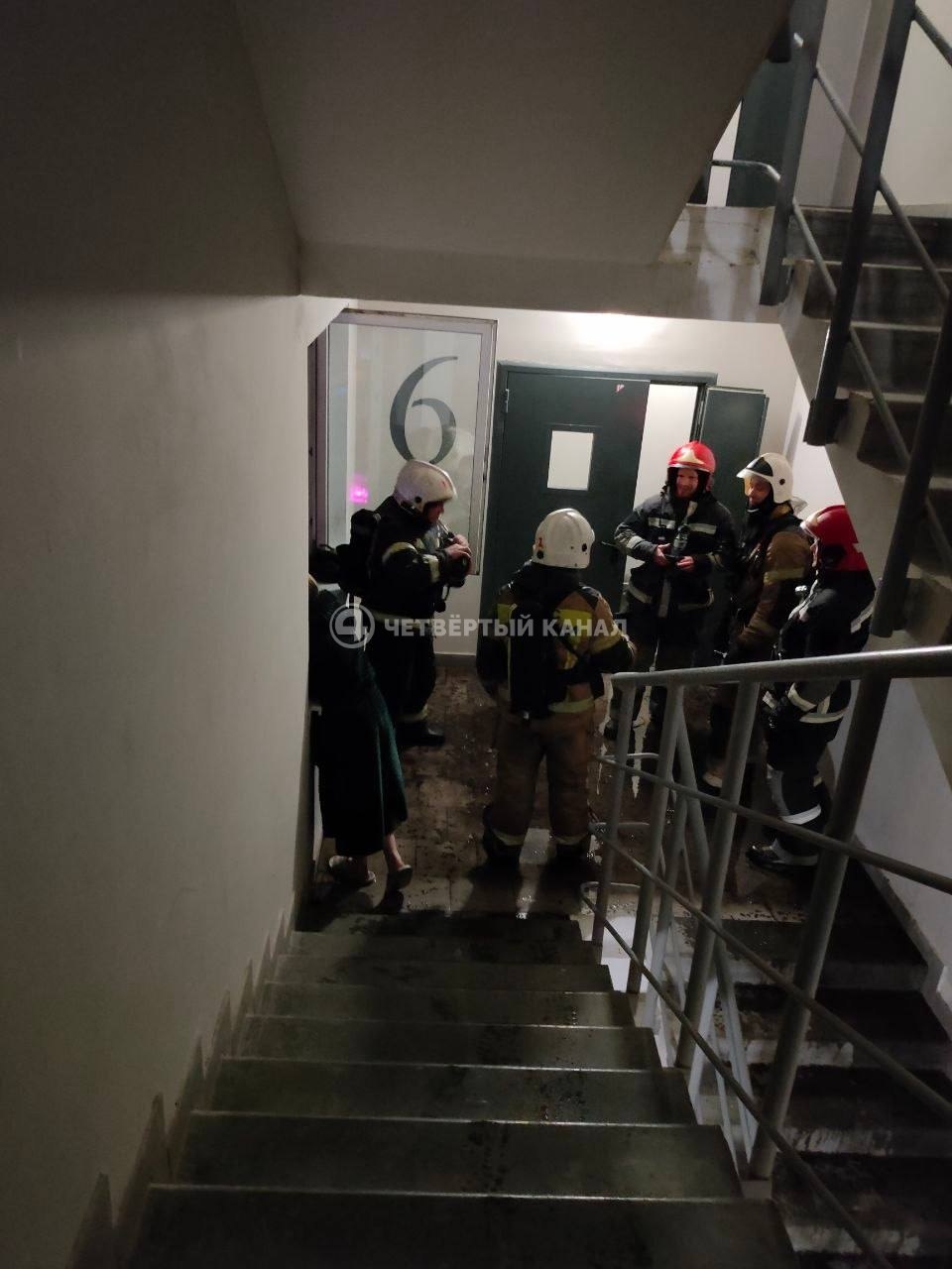 «Затопило всё, что ниже шестого этажа»: ночью в Екатеринбурге загорелась квартира в многоэтажке «Затопило всё, что ниже шестого этажа»: ночью в Екатеринбурге загорелась квартира в многоэтажке