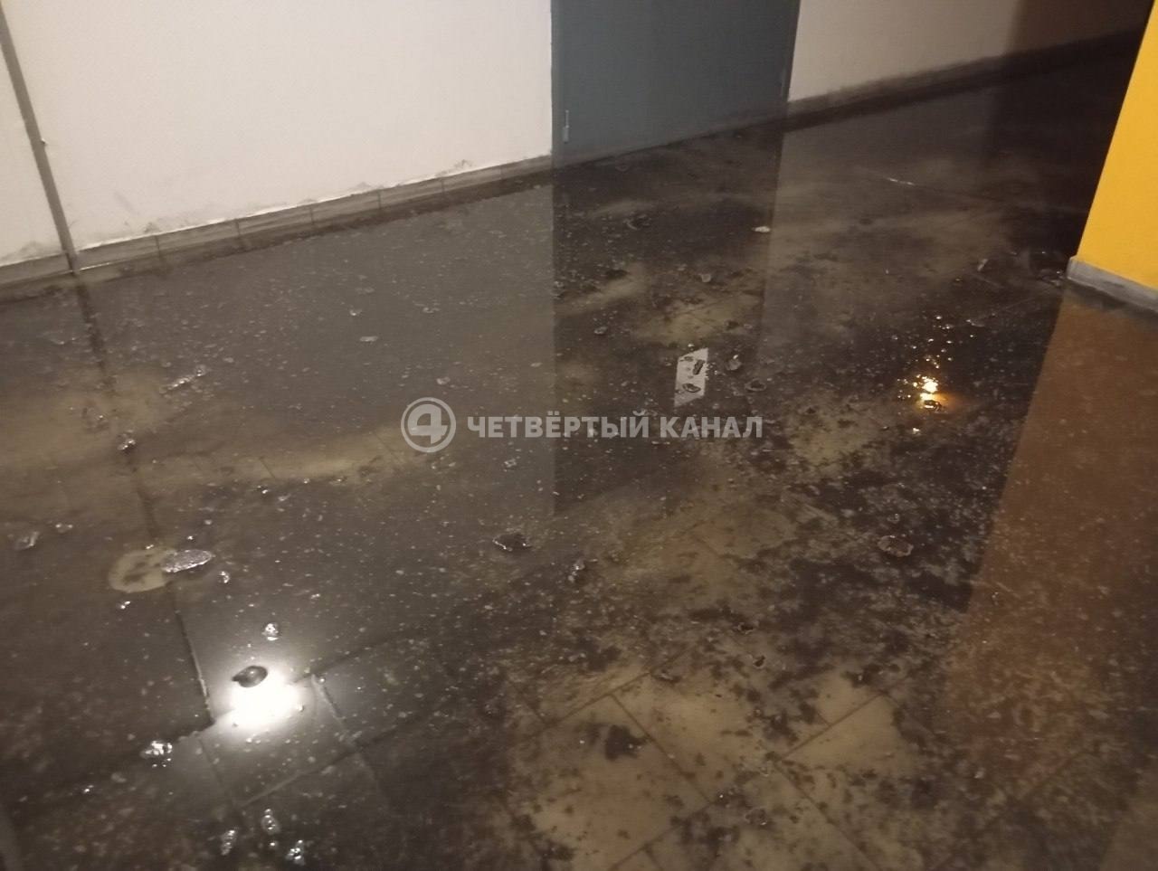 «Затопило всё, что ниже шестого этажа»: ночью в Екатеринбурге загорелась квартира в многоэтажке «Затопило всё, что ниже шестого этажа»: ночью в Екатеринбурге загорелась квартира в многоэтажке